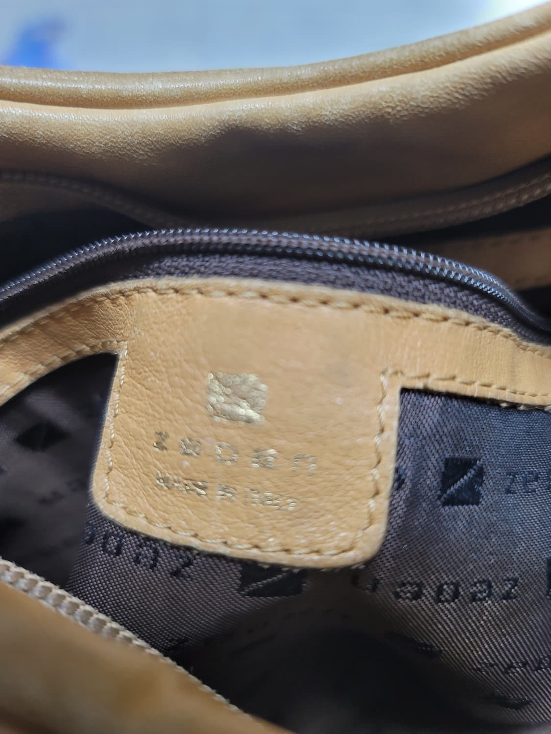 Zeoenzeoen 이태리 가죽 숄더백 사용감있음

모서리부분 위주 까짐 상품이미지6