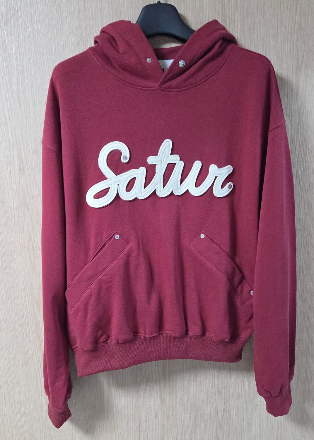 (착샷) 세터 아플리케 리벳 후드 버건디 satur 상품이미지1