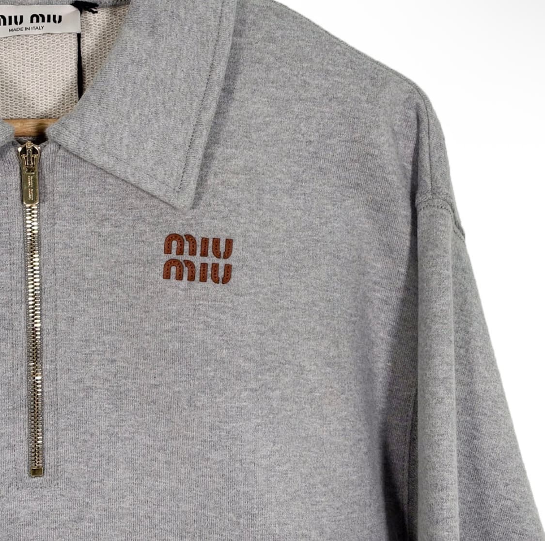 [L] 미우미우 하프 지퍼 오버핏 카라 스웻 셔츠 맨투맨 티셔츠 그레이 상품이미지6