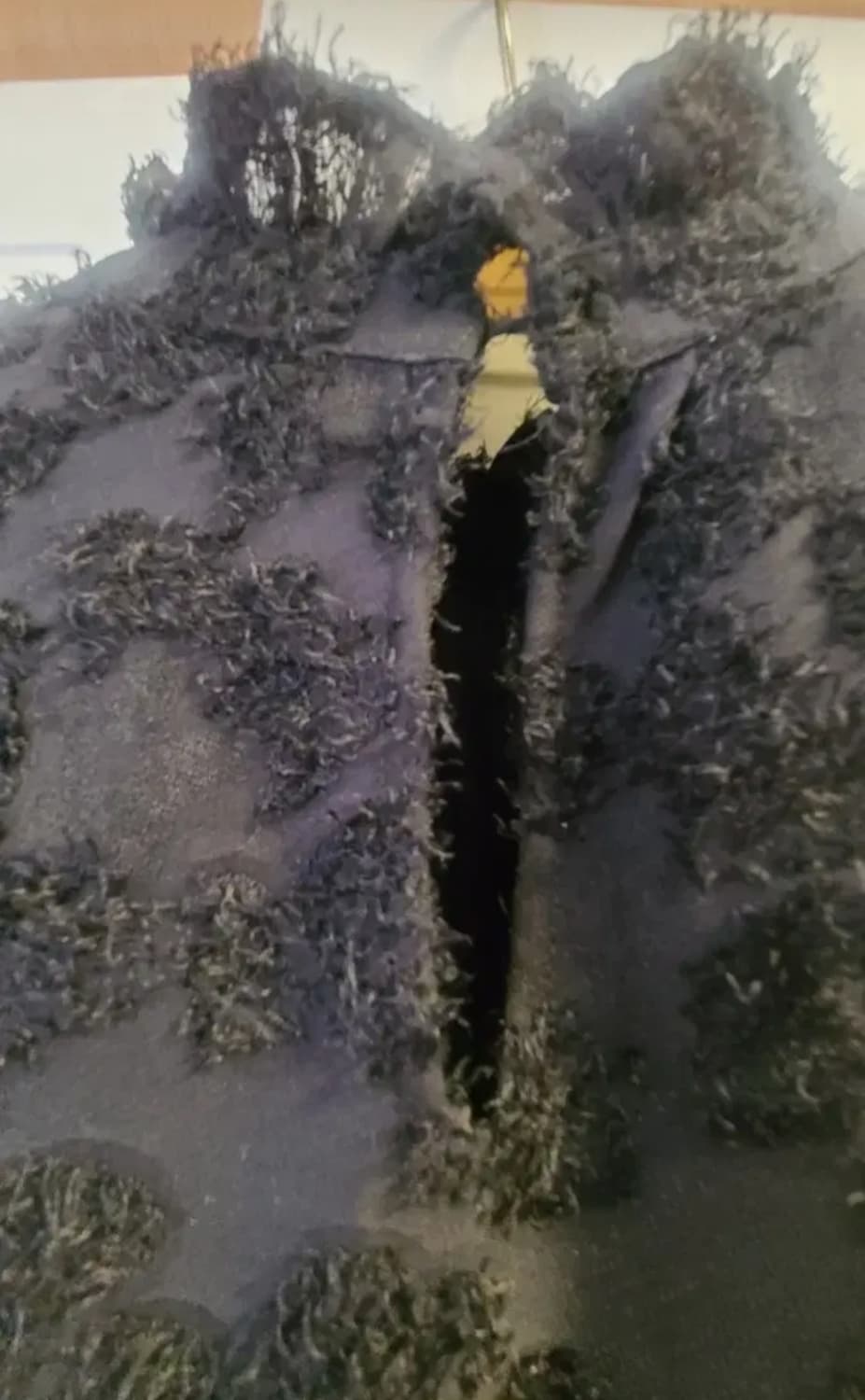 블랙 색상의 독특한 질감 패턴이 돋보이는 우아하고 고급스러운 블라우스 상품이미지4