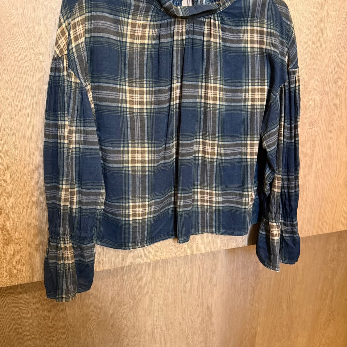 빈티지 체크 블라우스 스탠드넥 밴딩 커프스 디테일 루즈핏 네이비 상품이미지4