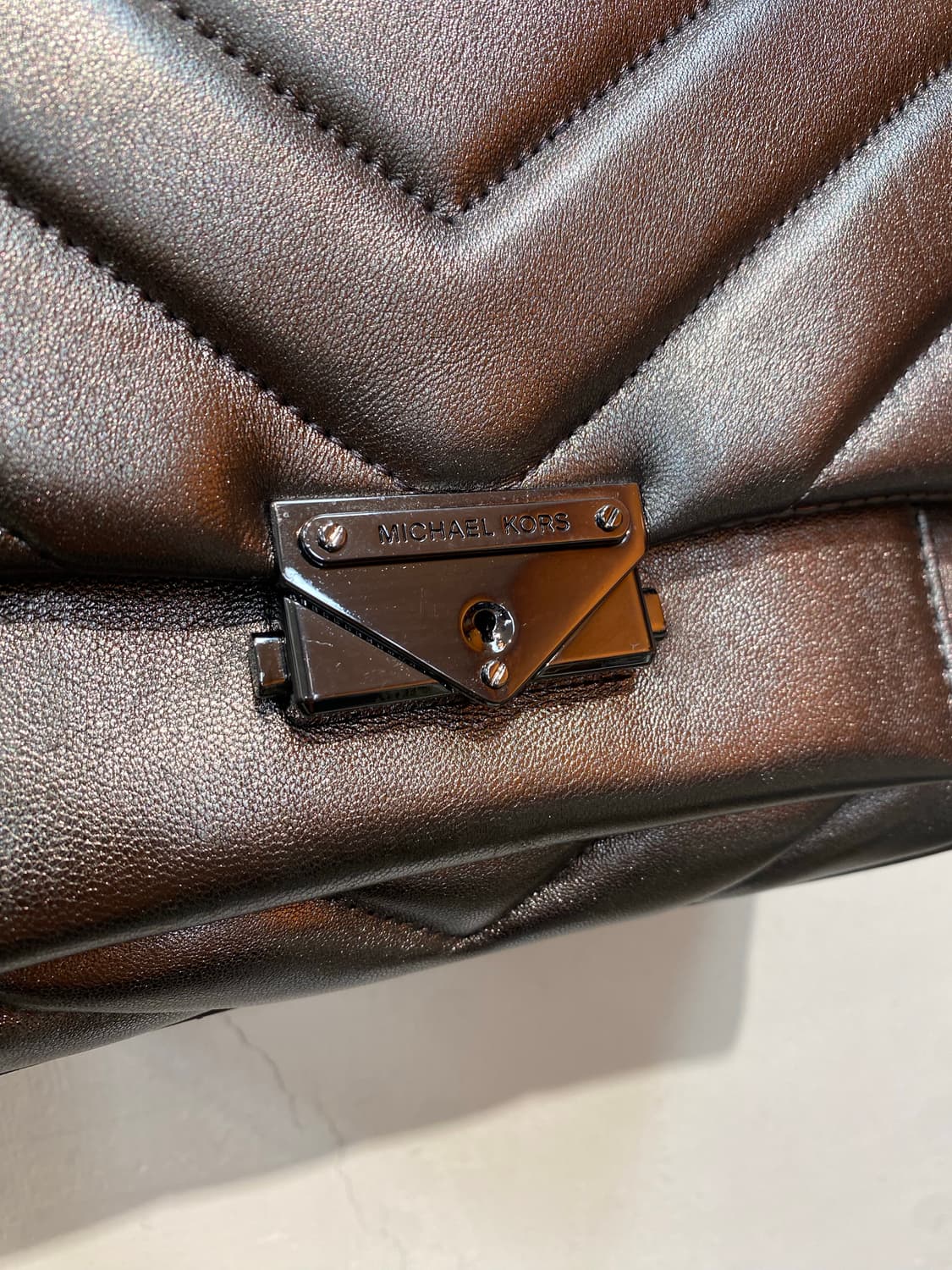 마이클 코어스(Michael Kors)양가죽 미디엄 메탈릭 숄더백 상품이미지5