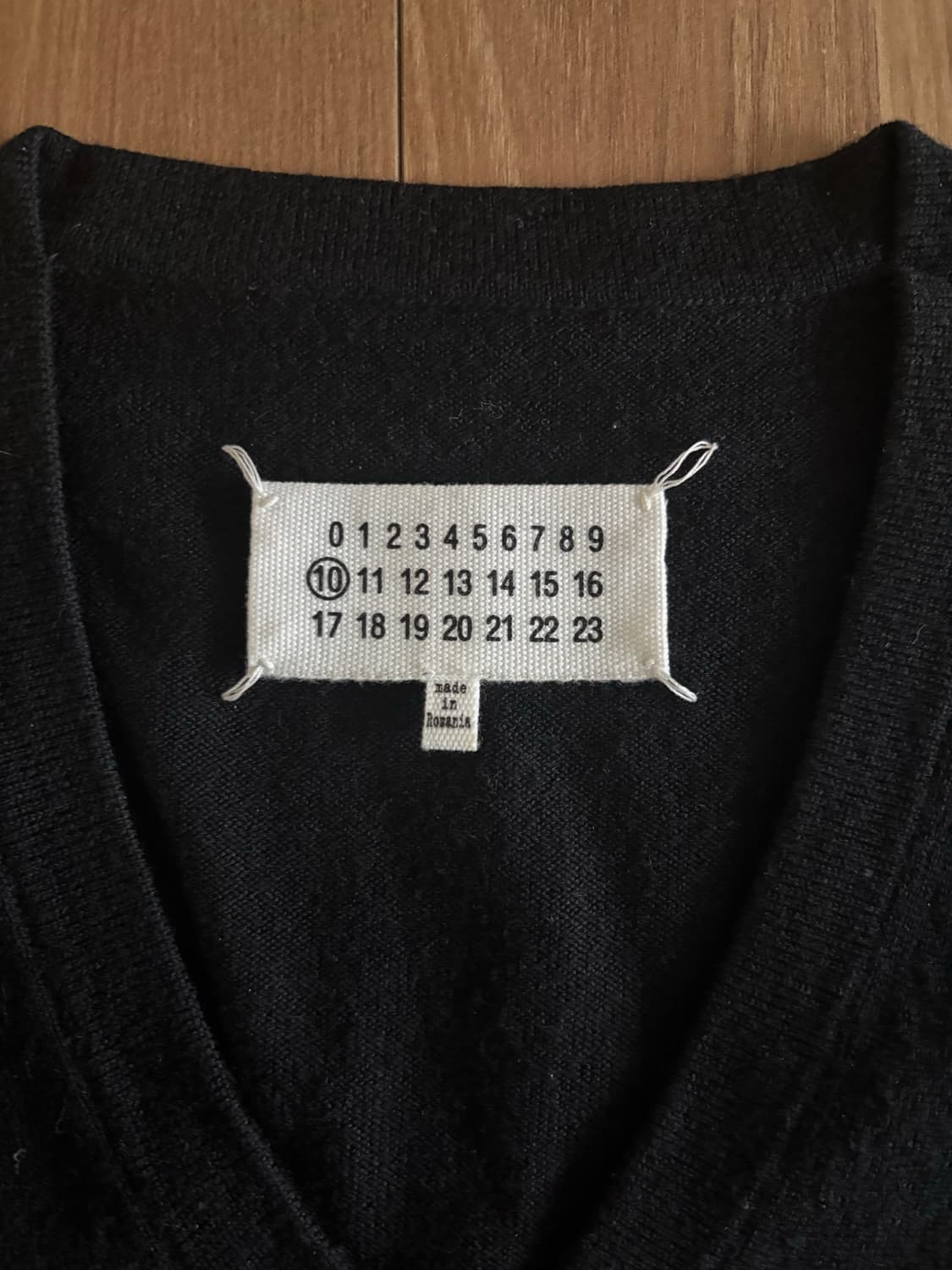 메종 마르지엘라 브이넥 니트 판매합니다 상품이미지3