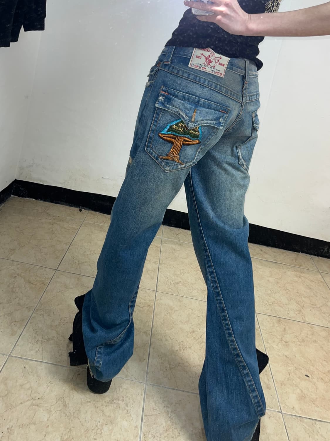 truereligion 백 포켓 자수 데님 팬츠 상품이미지2