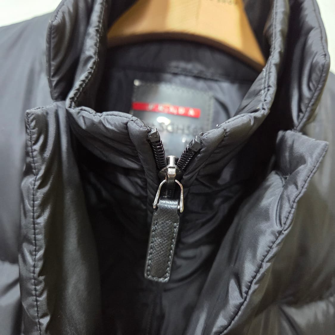 프라다 트라이앵글 패딩 상품이미지3