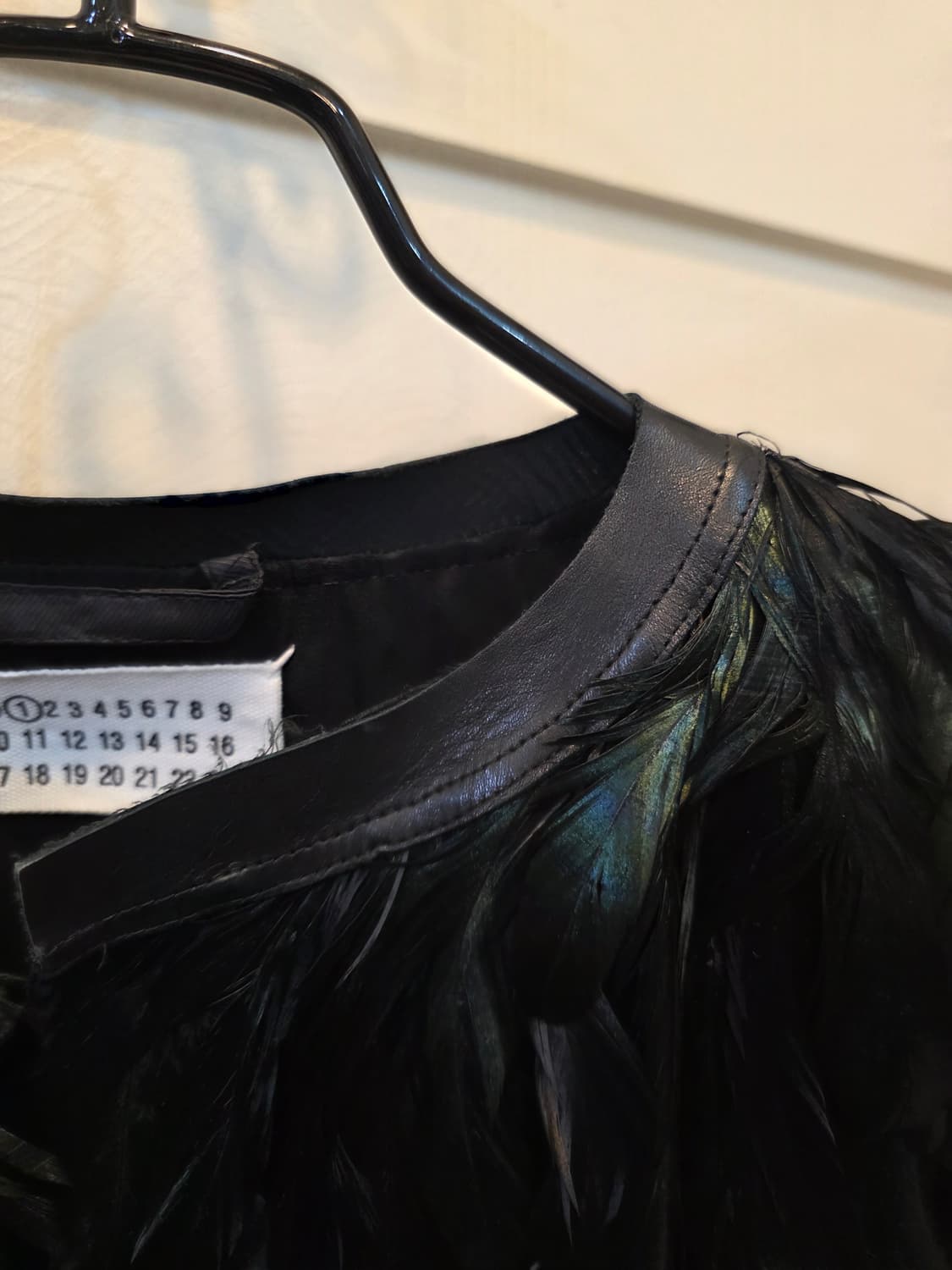 마르지엘라 블랙 깃털 장식  케이프가디건 상품이미지3