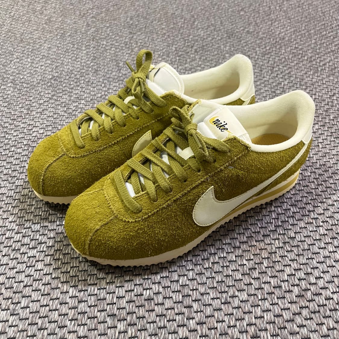 나이키 코르테즈 SE 스웨이드 인피니트 골드 상품이미지2