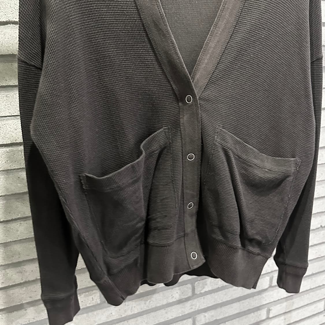 USA VINTAGE 미니멀 와플 니트 가디건 투포켓 디테일 차콜 상품이미지5
