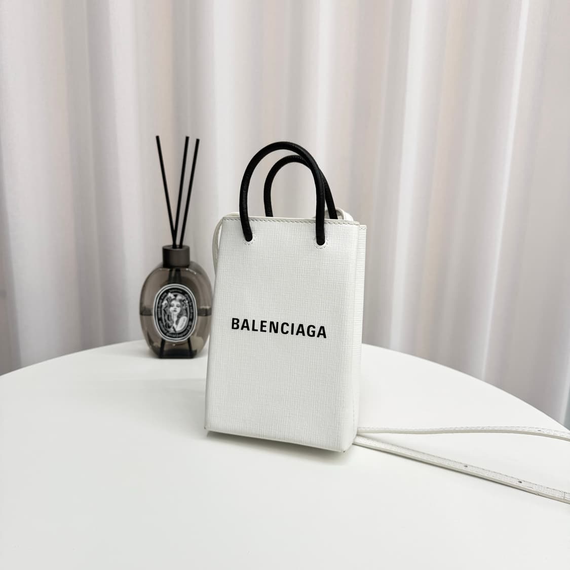 [정품] 발렌시아가 폰 홀더 크로스백 화이트 상품이미지1