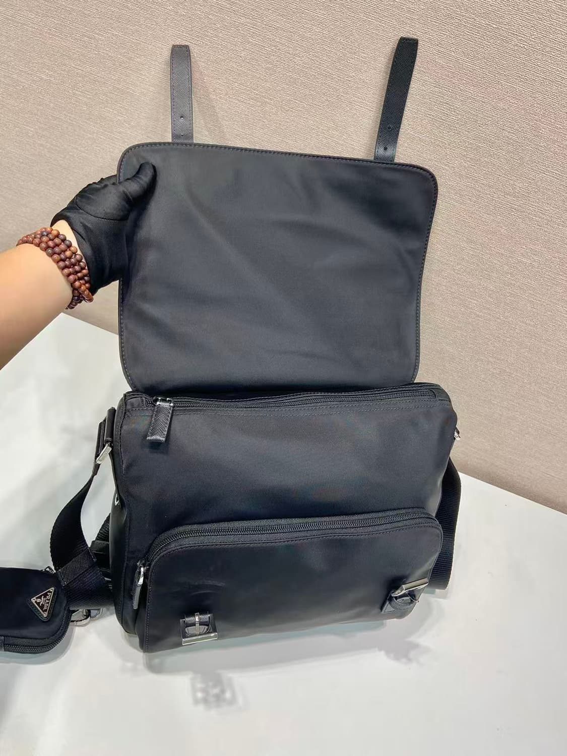프라다 리나일론 삼각로고 투버클 메신저백 크로스백 블랙 스몰 상품이미지9
