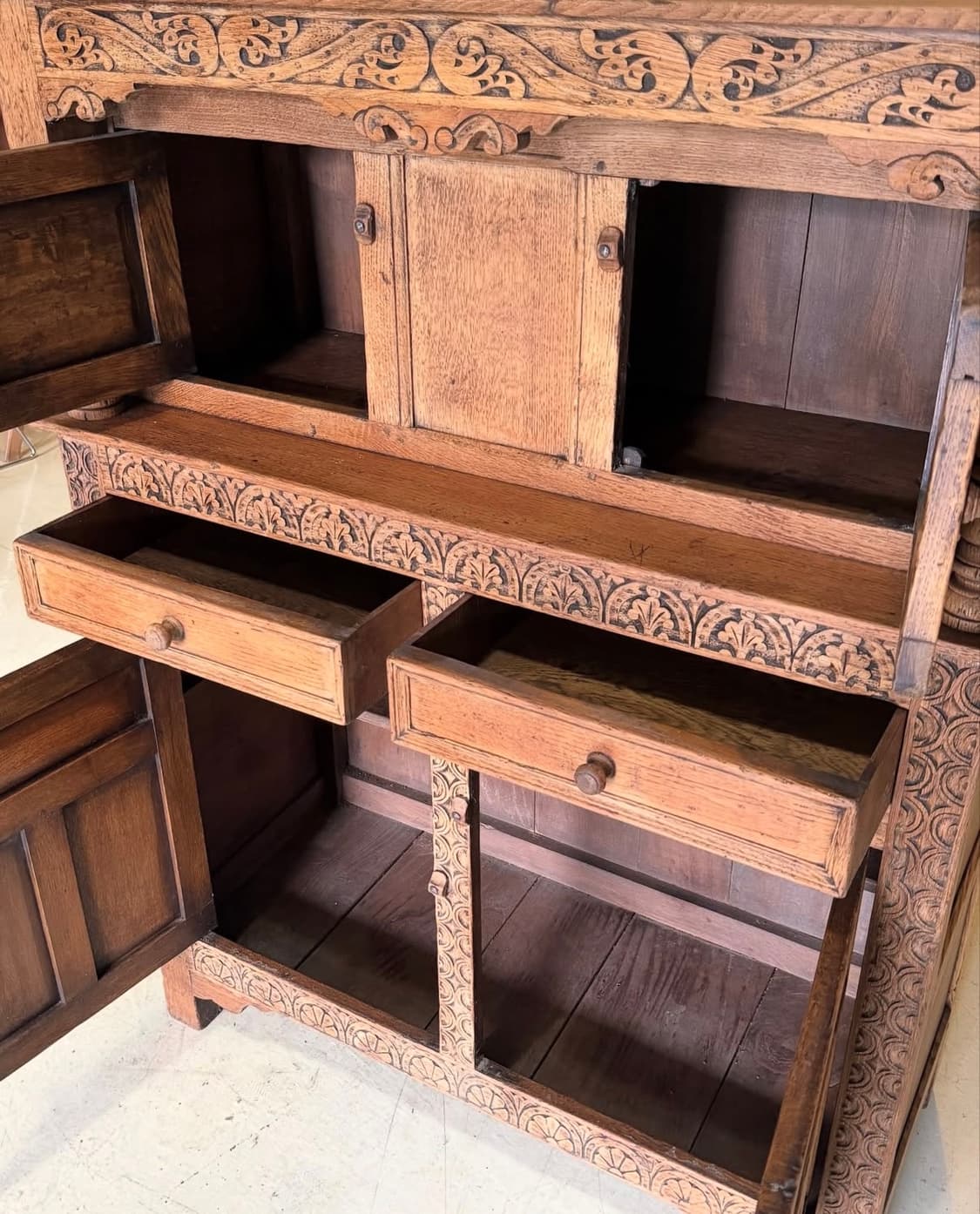 빈티지가구 앤틱가구 영국 오크 카빙 코트 컵보드 캐비넷 상품이미지5
