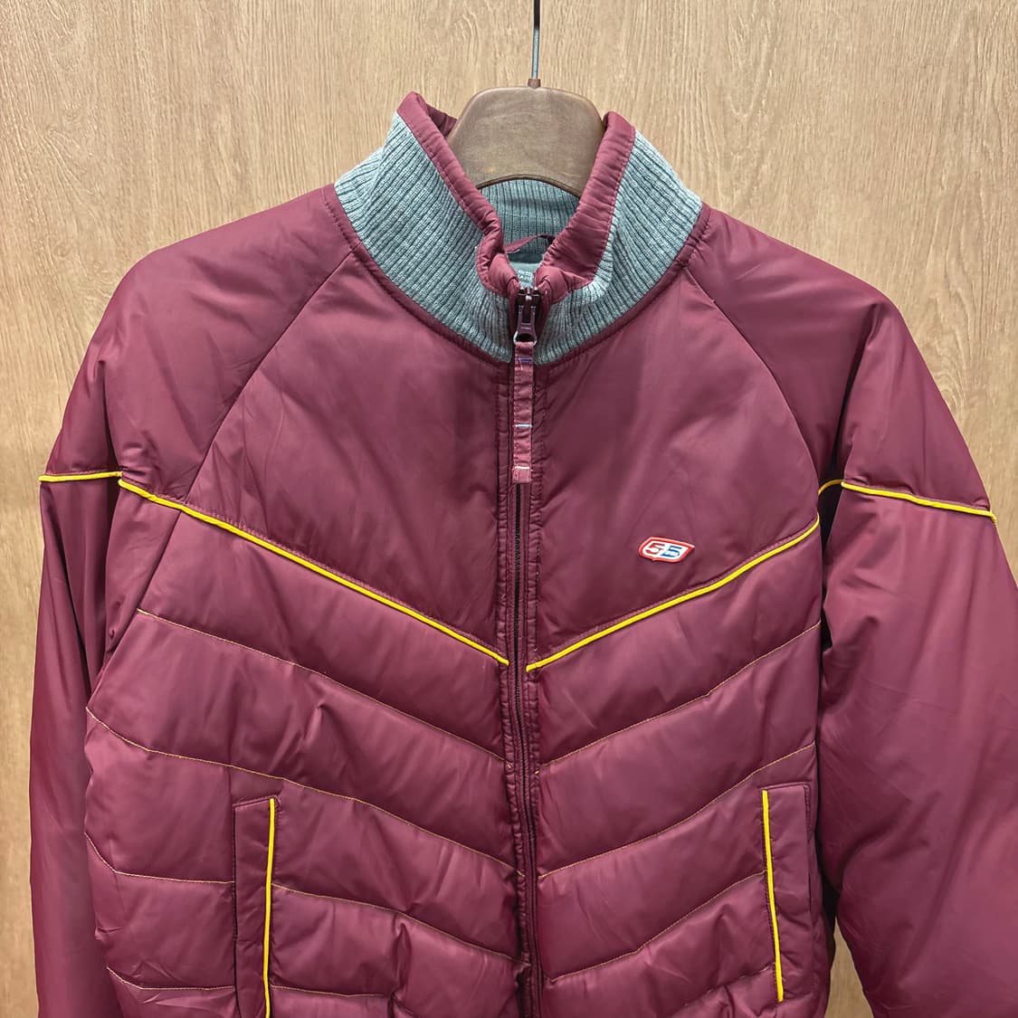 디젤 피프티파이브 패딩 점퍼 배색 라인 로고 자수 패치 레귤러핏 와인 상품이미지4