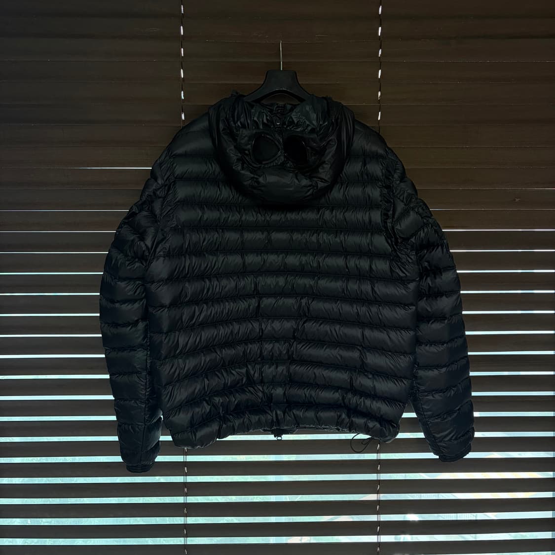 [XL] C.P. 컴퍼니 D.D. 쉘 고글 다운 자켓 블랙 - 24FW 상품이미지2