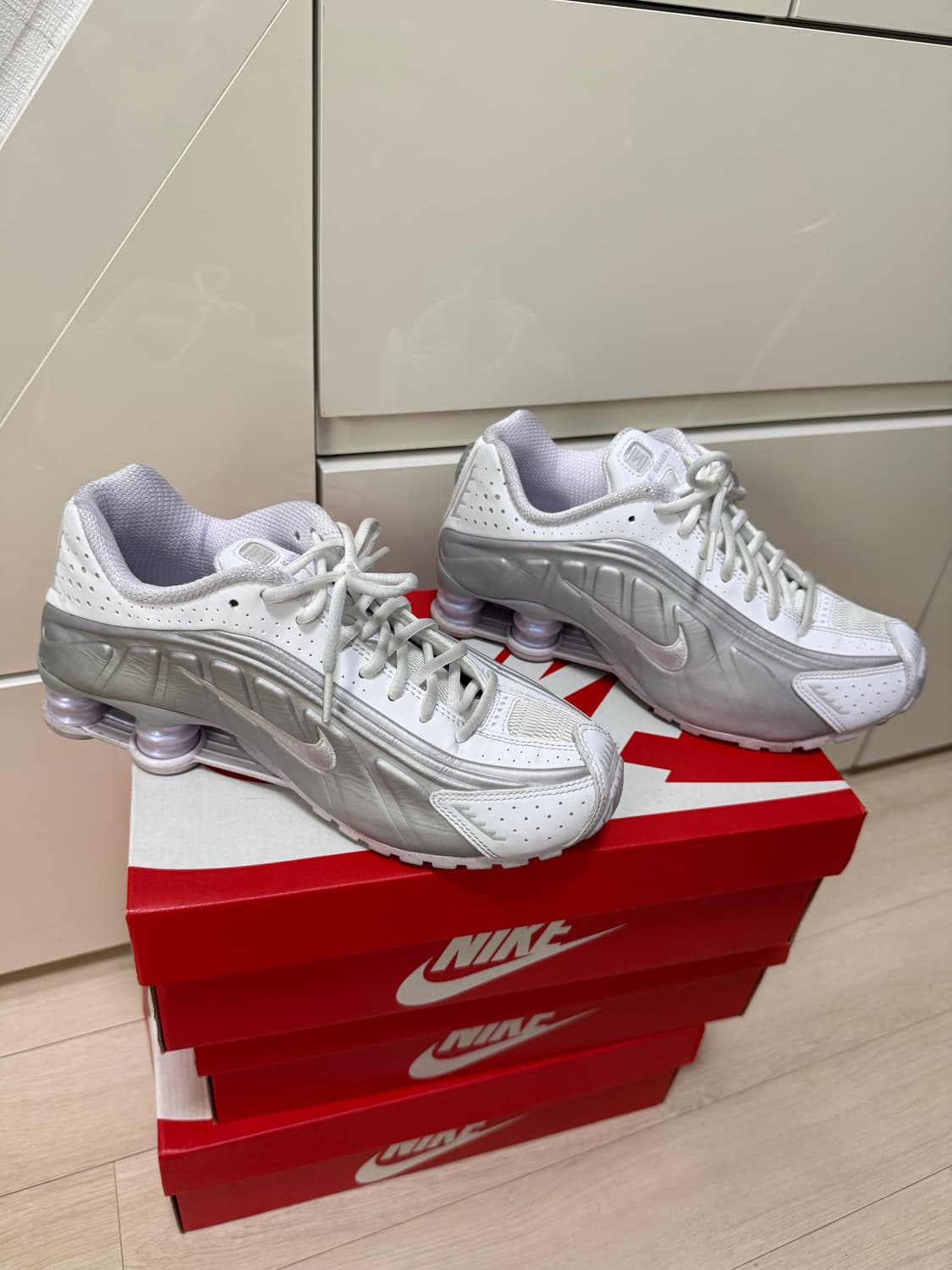 나이키 샥스 Nike shox r4 화이트 앤 매탈릭 245 상품이미지6