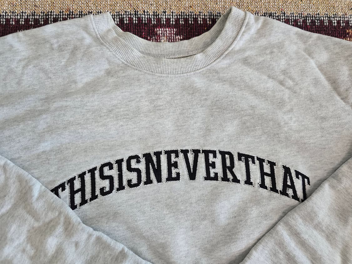 [L] thisisneverthat 디네댓 로고 맨투맨 그레이 상품이미지1