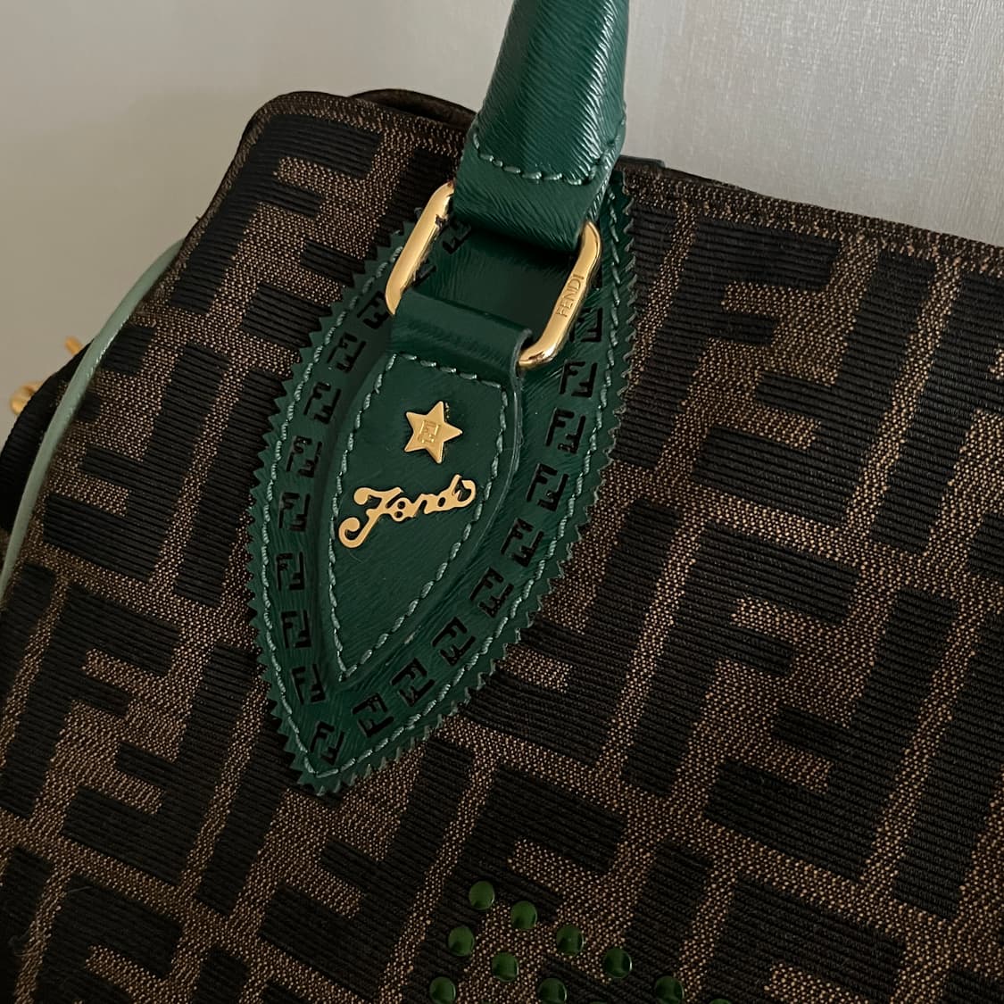 펜디 주카 캔버스 숄더백 그린핸들 상품이미지4