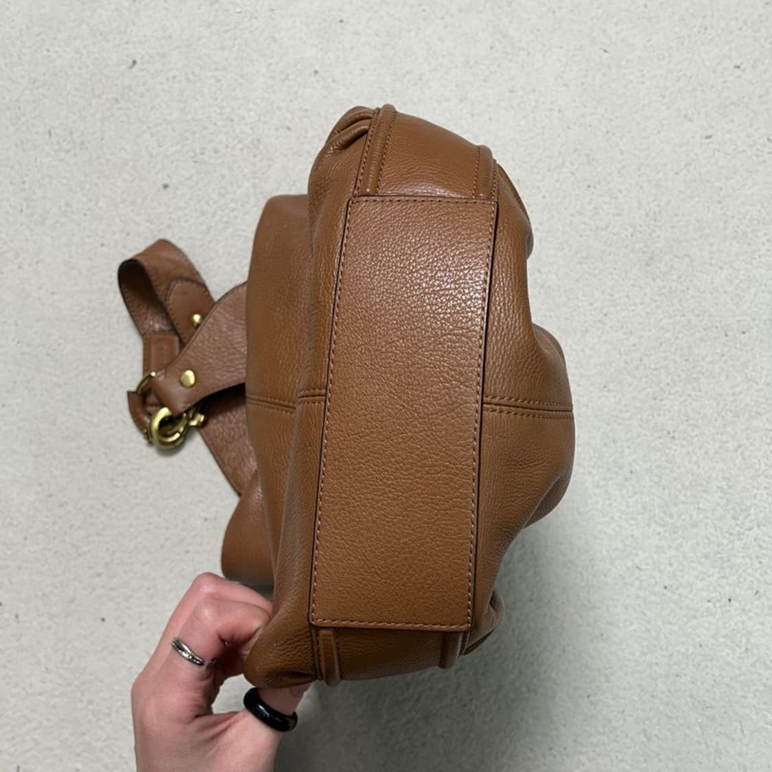 코치 페블 레더 에이버리 호보백 카라멜 상품이미지3