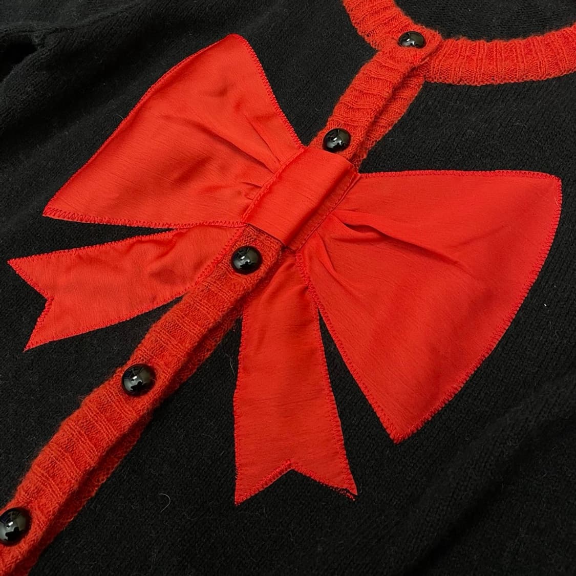 블랙 레드 배색 리본 디테일 숏 니트 가디건  상품이미지3