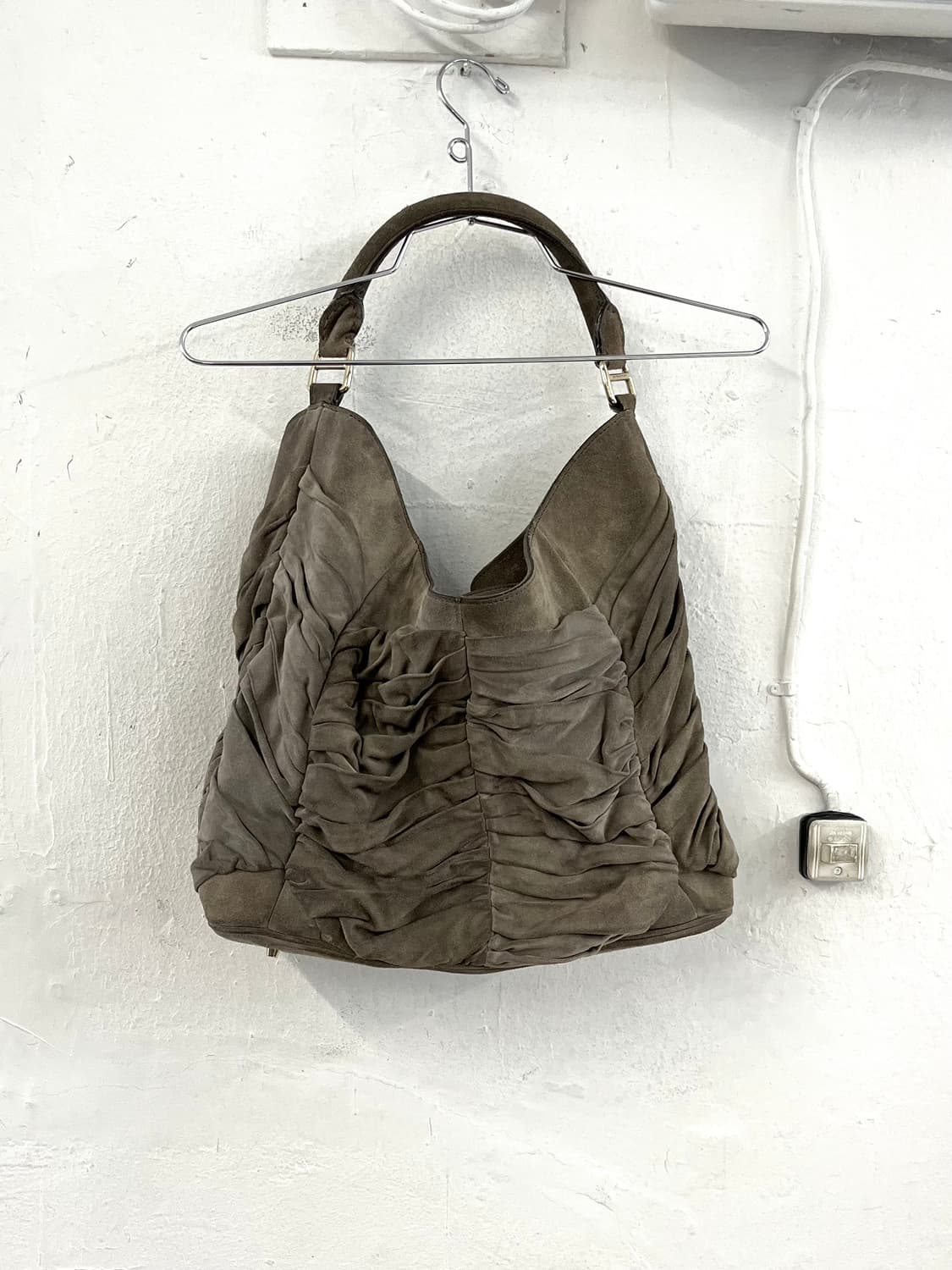 버버리 프로섬 셔링 스웨이드 레더 호보백 상품이미지9