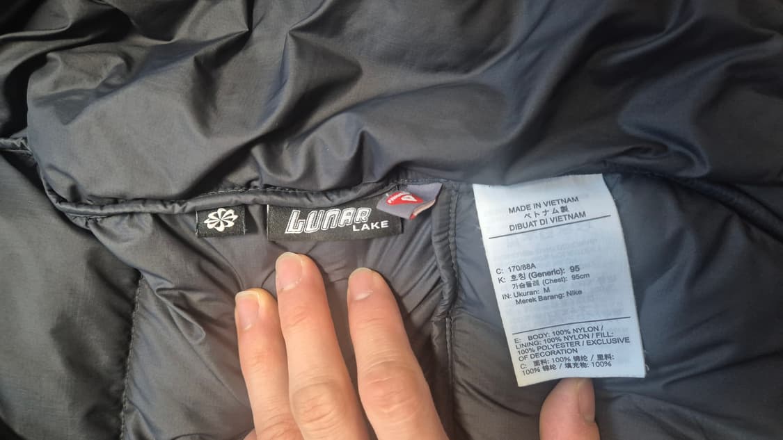 나이키 ACG 루나레이크m 패딩 블랙 색상입니다. 상품이미지4