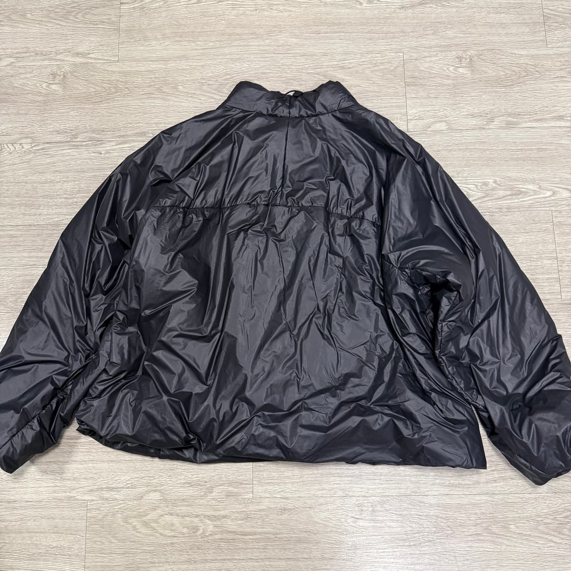 이지 갭 엔지니어드 바이 발렌시아가 모크넥 풀오버 퍼퍼 블랙 상품이미지2