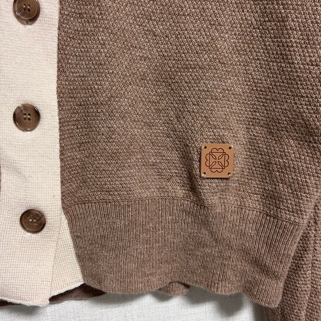 앳코너 슈퍼파인 메리노 울 카라 콤비 니트 가디건 베이지 (차정원 착용) 상품이미지8