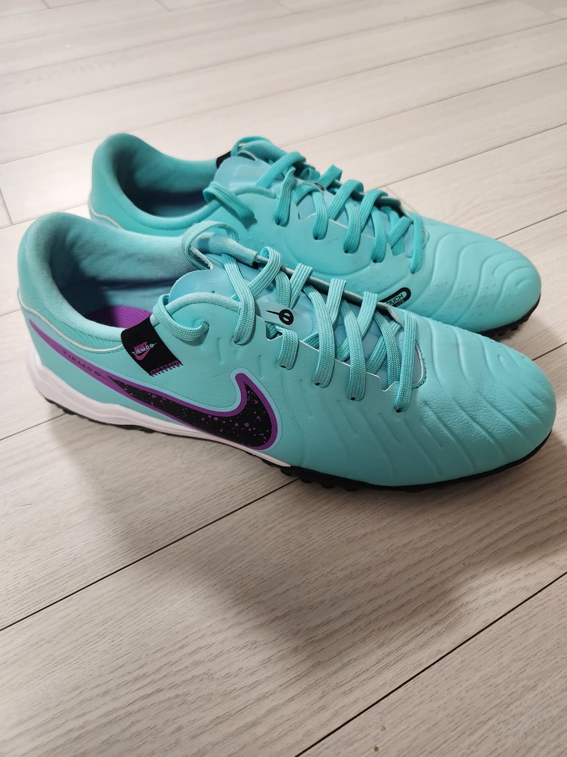 나이키 티엠포 레전드 10 아카데미 TF 풋살화 사이즈250

풋살화라  상품이미지3