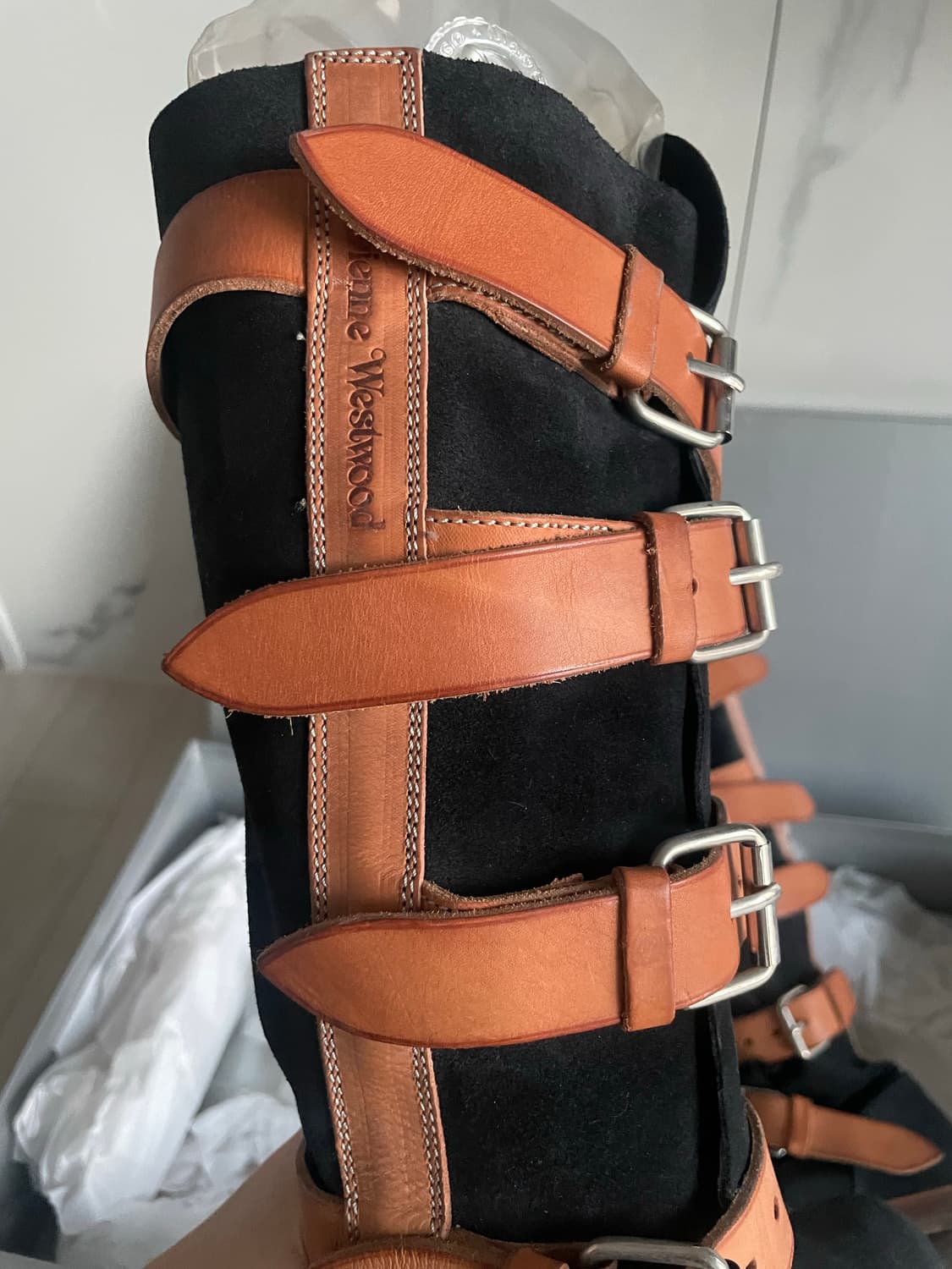 (매장구매) 비비안웨스트 우드 블랙 스웨이드 파일럿부츠 38 상품이미지5