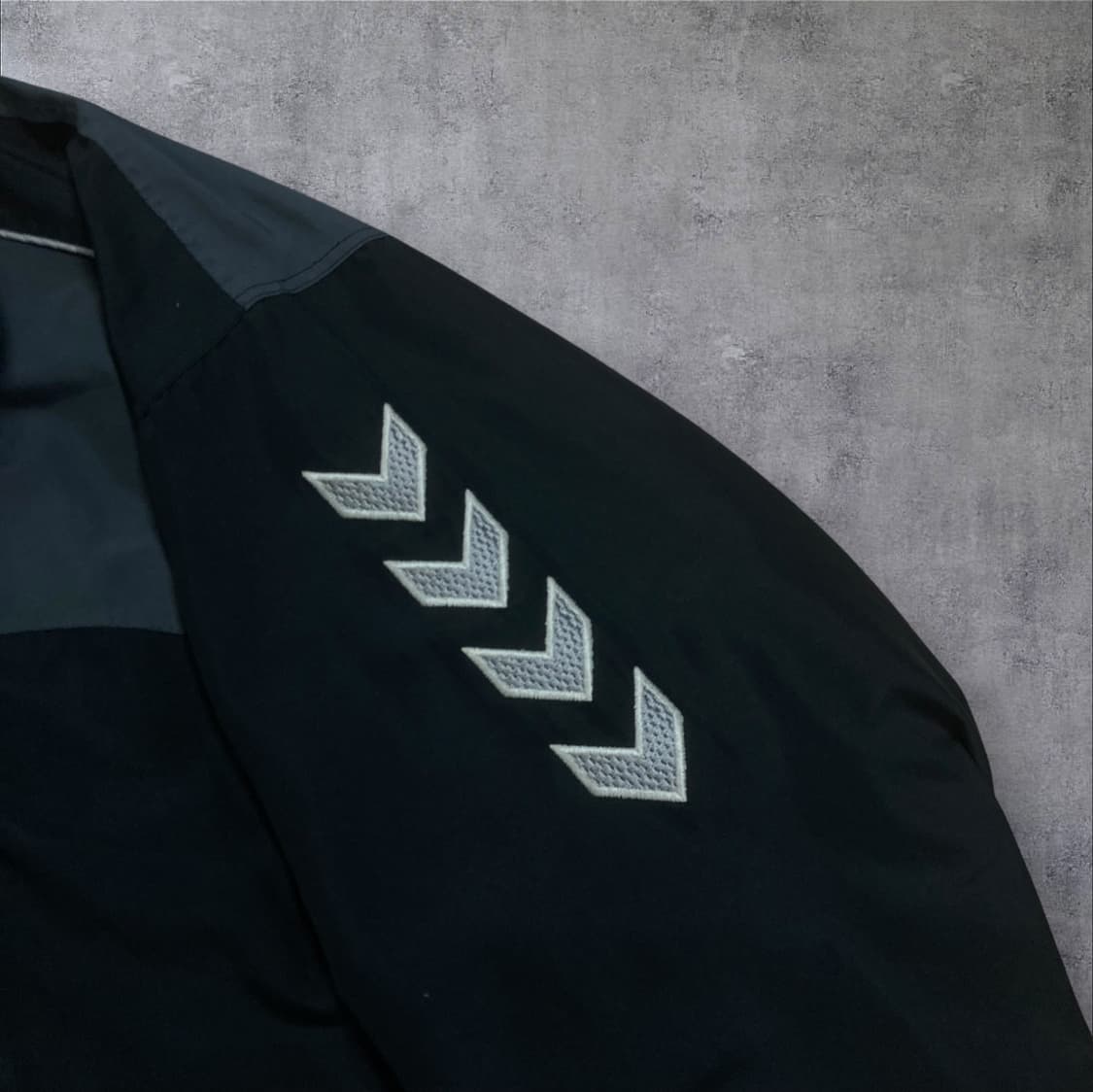 험멜 스몰 로고 사이드 라인 블랙 배색 바람막이 상품이미지2