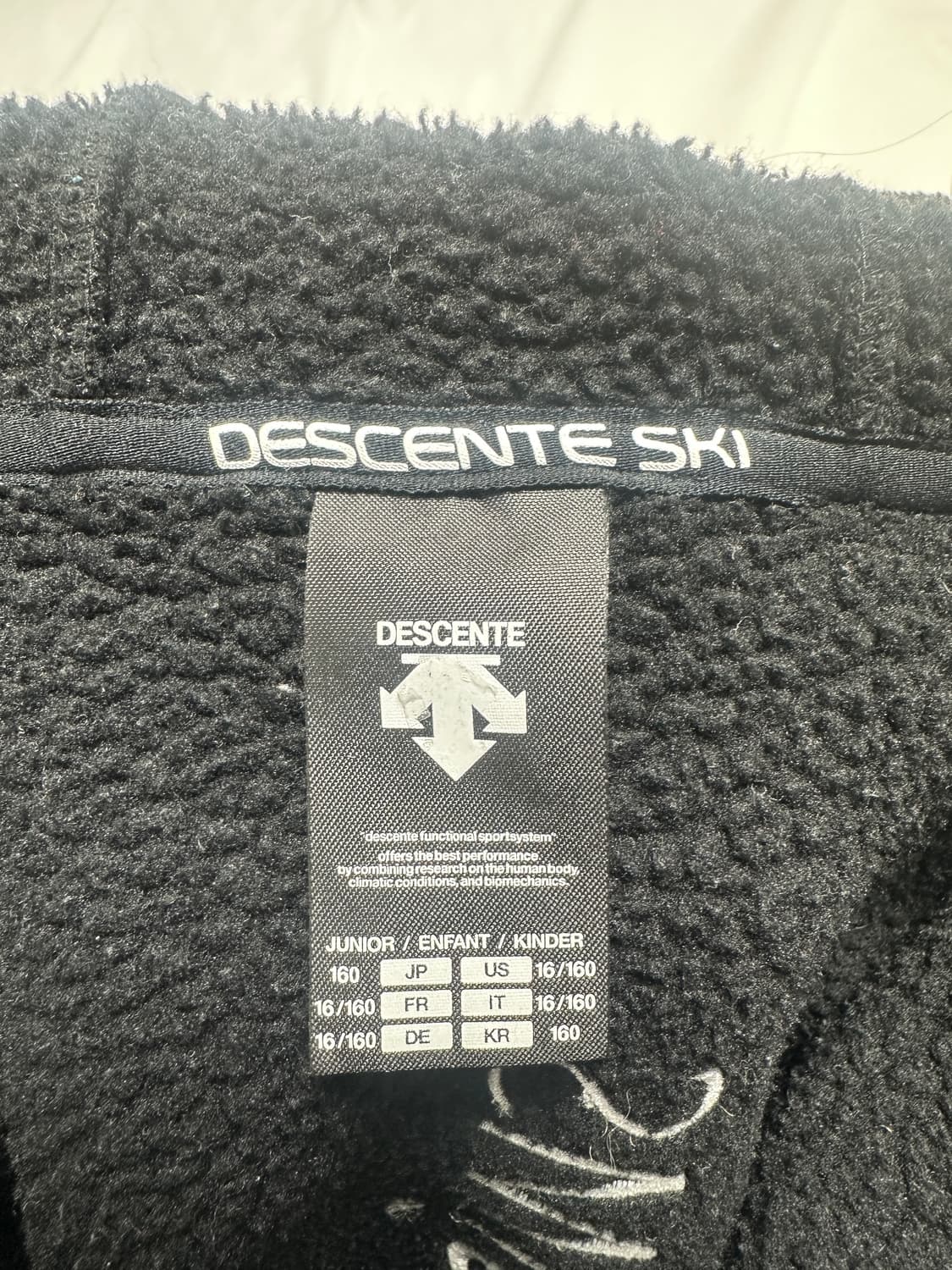 데상트 아우디 스위스 플러스 후드 집업 상품이미지3