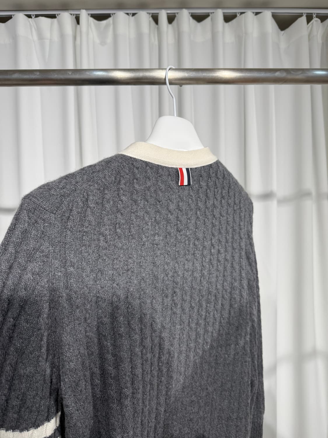 (4) 톰브라운 캐시미어 사선 브이넥 가디건 상품이미지8