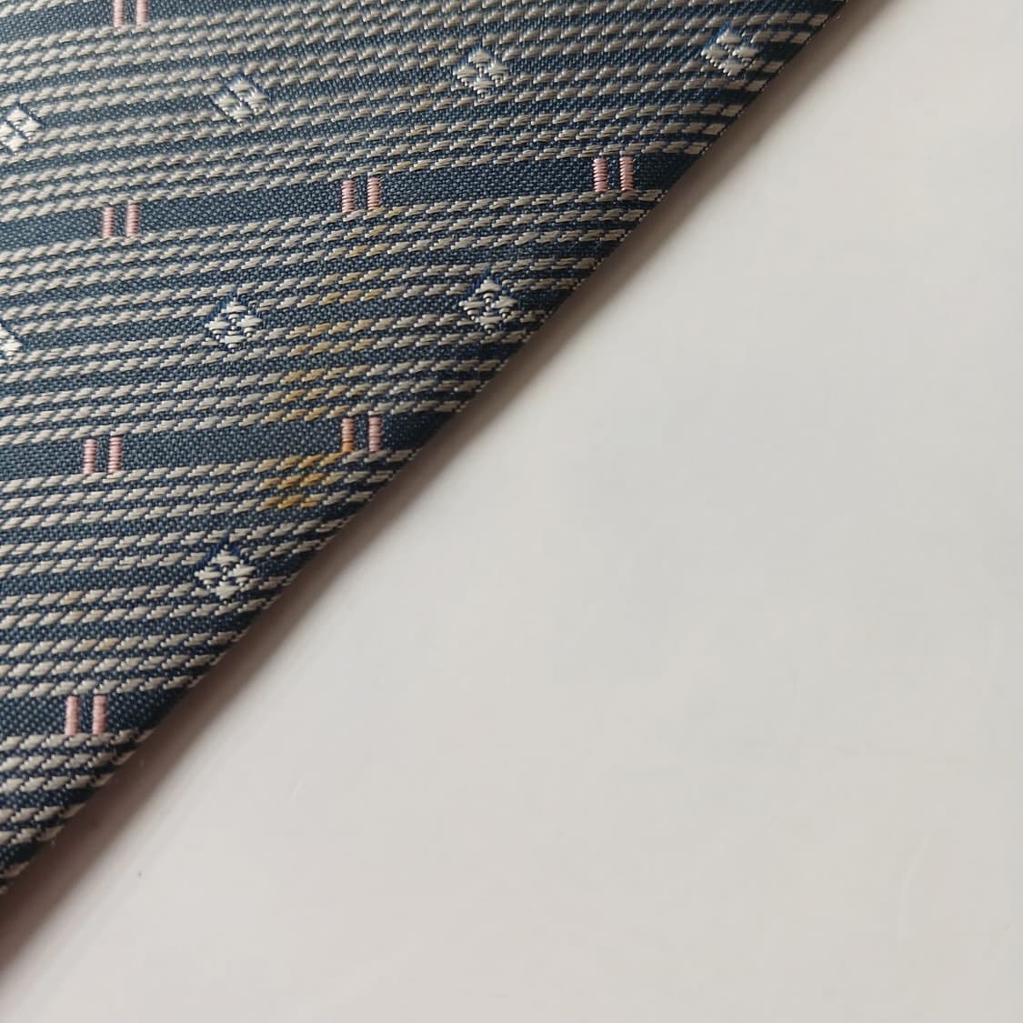 아쿠아스큐텀 실크 실버 패턴 넥타이 9.7cm B등급 e784
 상품이미지10