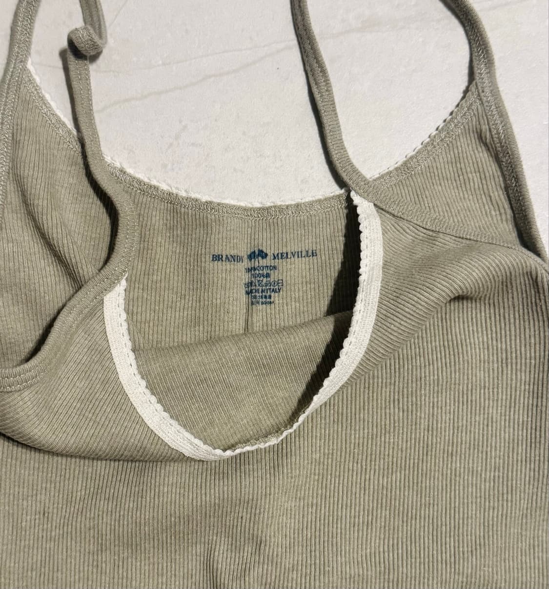 Brandy Melville 올리브 나시 상품이미지2