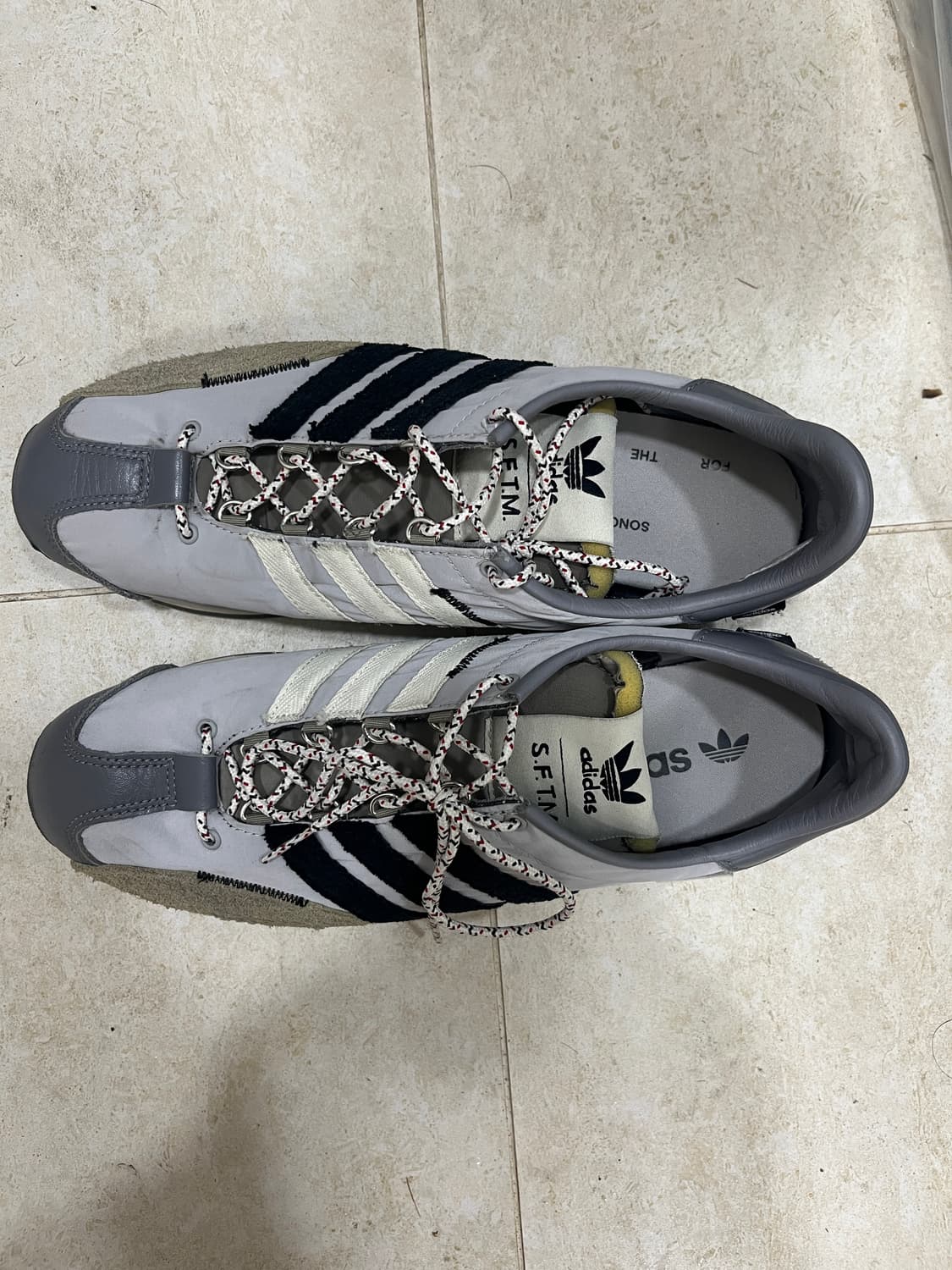 아디다스 x 송 포 더 뮤트 컨트리 OG 그레이 투 코어 블랙 상품이미지5