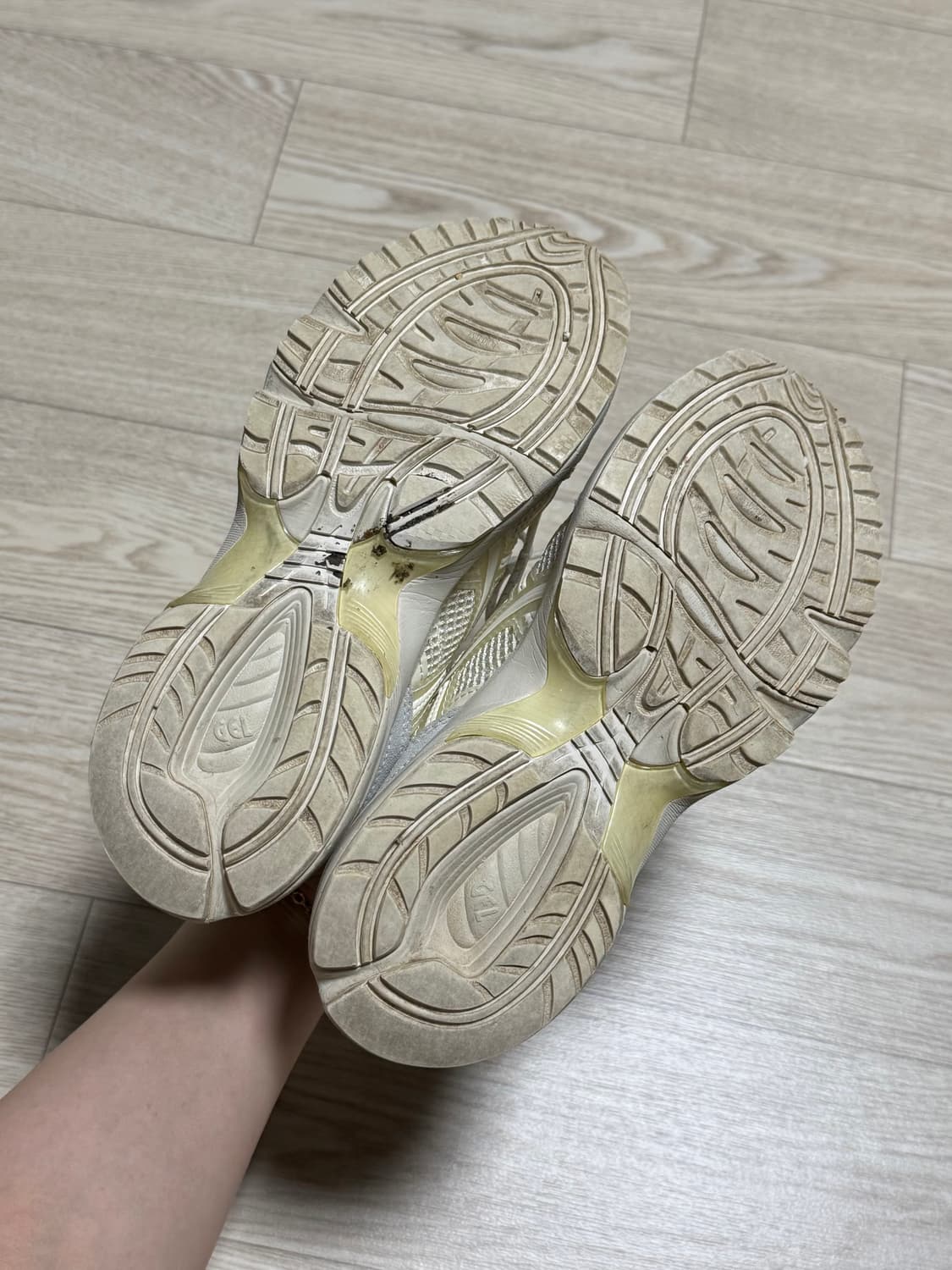 235 / 아식스 젤 1090 v2 크림 상품이미지9