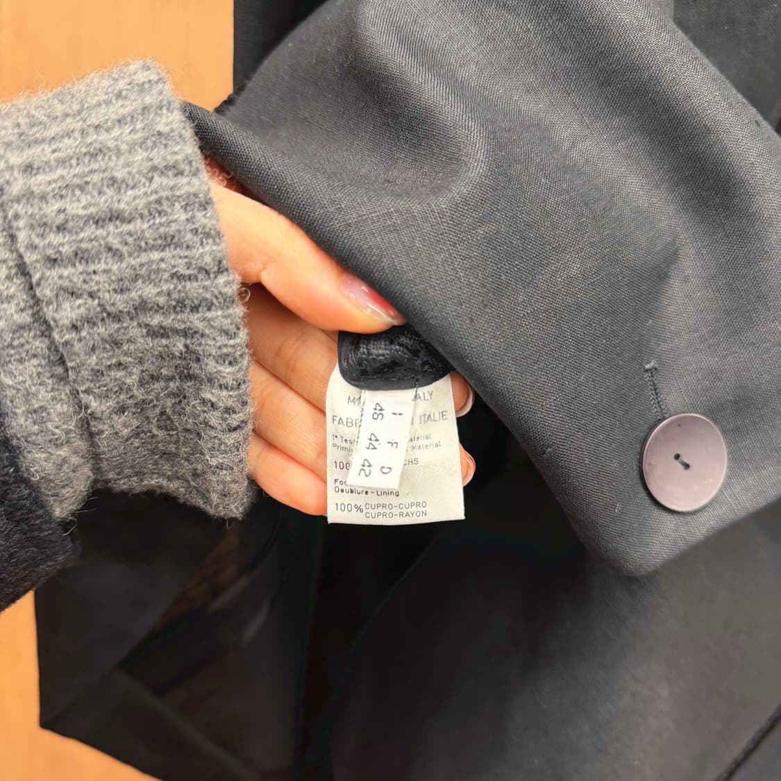 제니 자켓 테일러드 카라 백 오픈워크 니트 패널 디테일 레귤러핏 블랙 상품이미지8