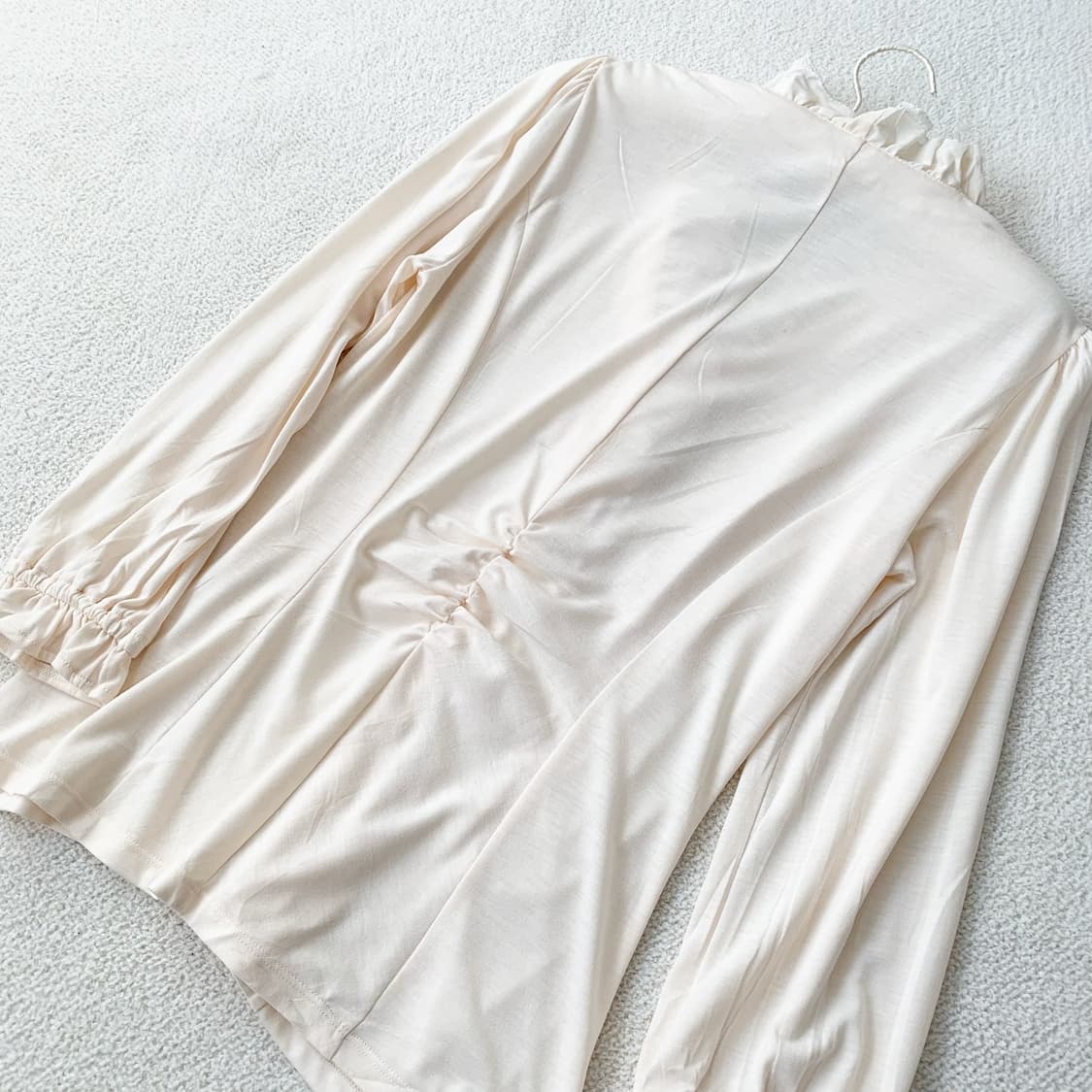 상아색 러블리 셔링 블라우스 상품이미지3