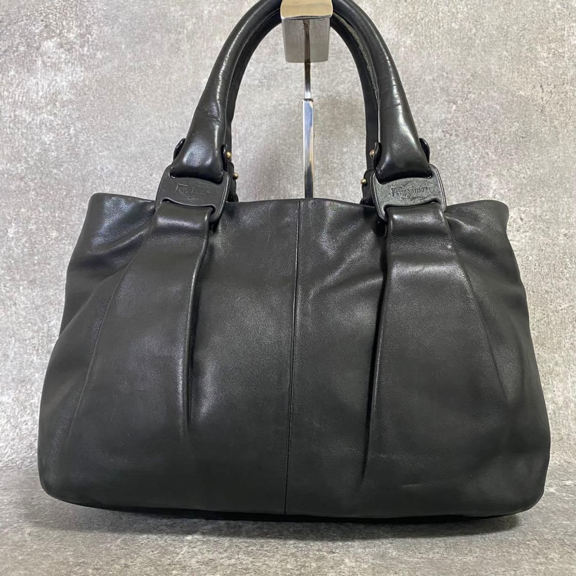 페라가모 가죽 버클 토트백 상품이미지2