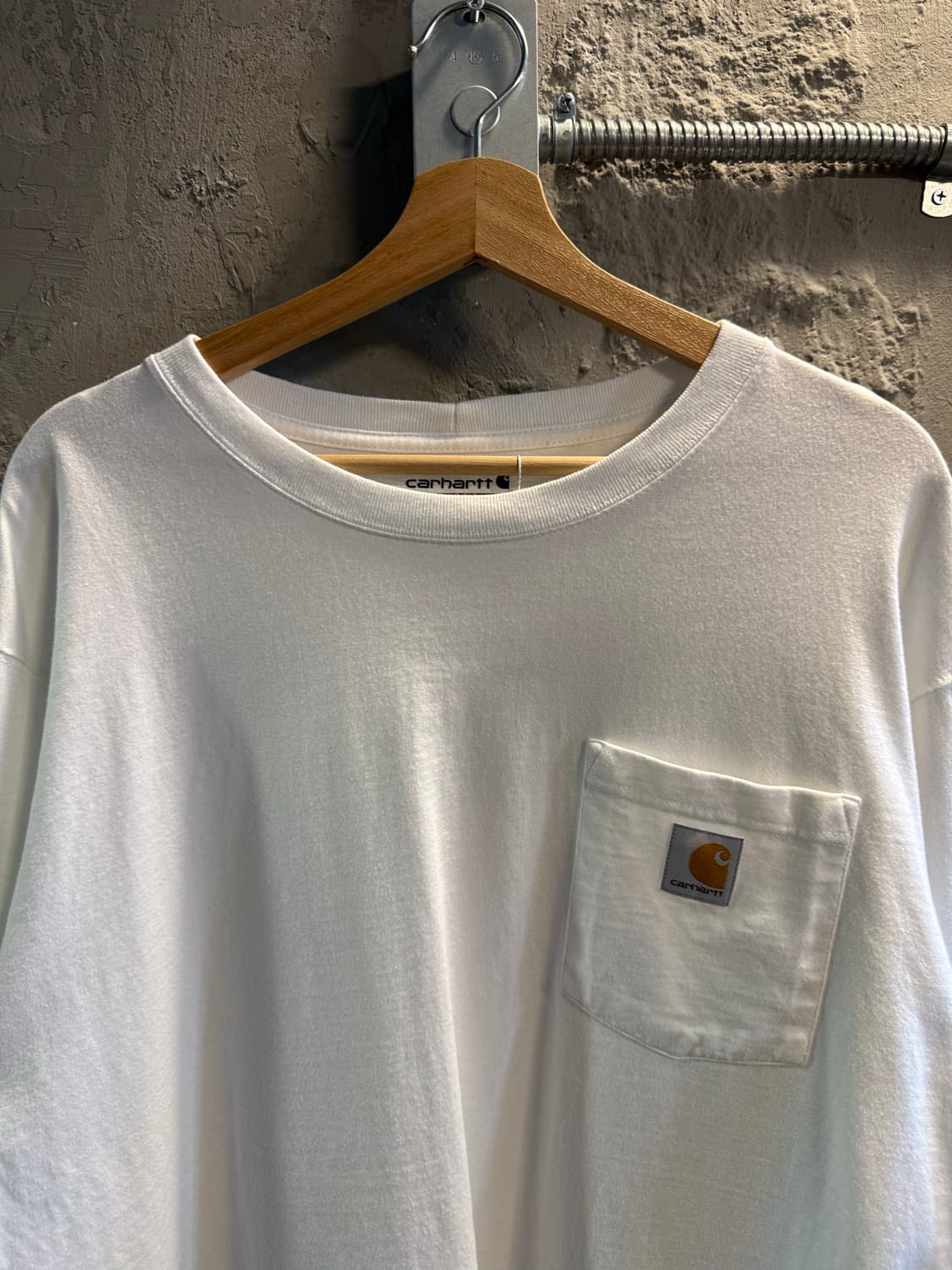 L 칼하트CARHARTT 포켓 롱슬리브 루즈핏 티셔츠 화이트 상품이미지4