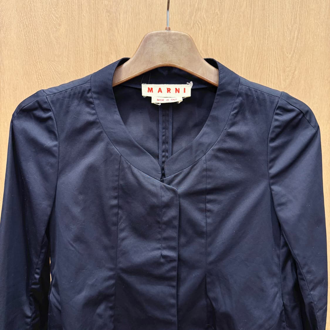 마르니 브이넥 히든 버튼 블라우스 절개 라인 디테일 슬림핏 블랙 상품이미지4