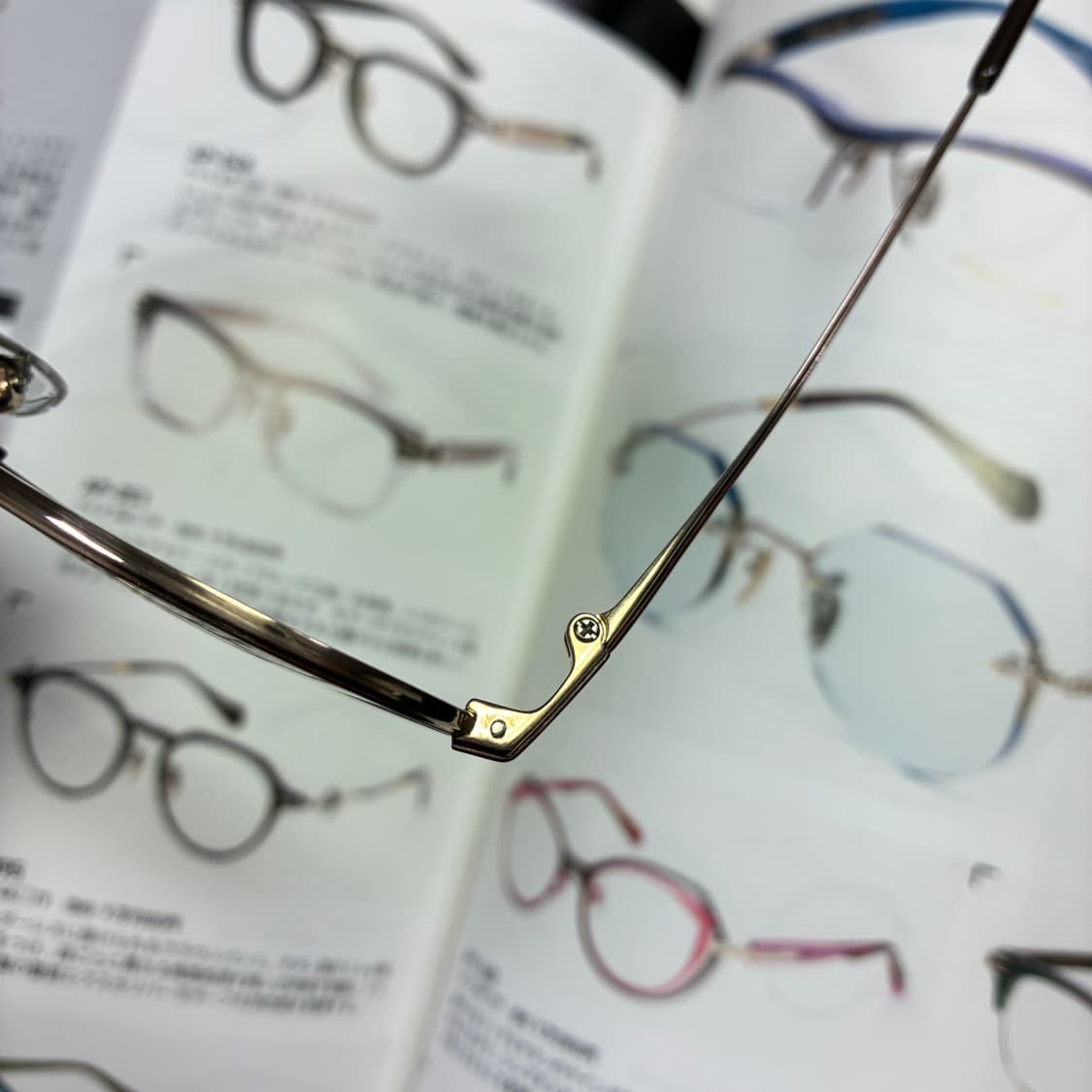 Viktor&rolf 빅터앤롤프 타원형 티타늄 골드 안경 상품이미지4