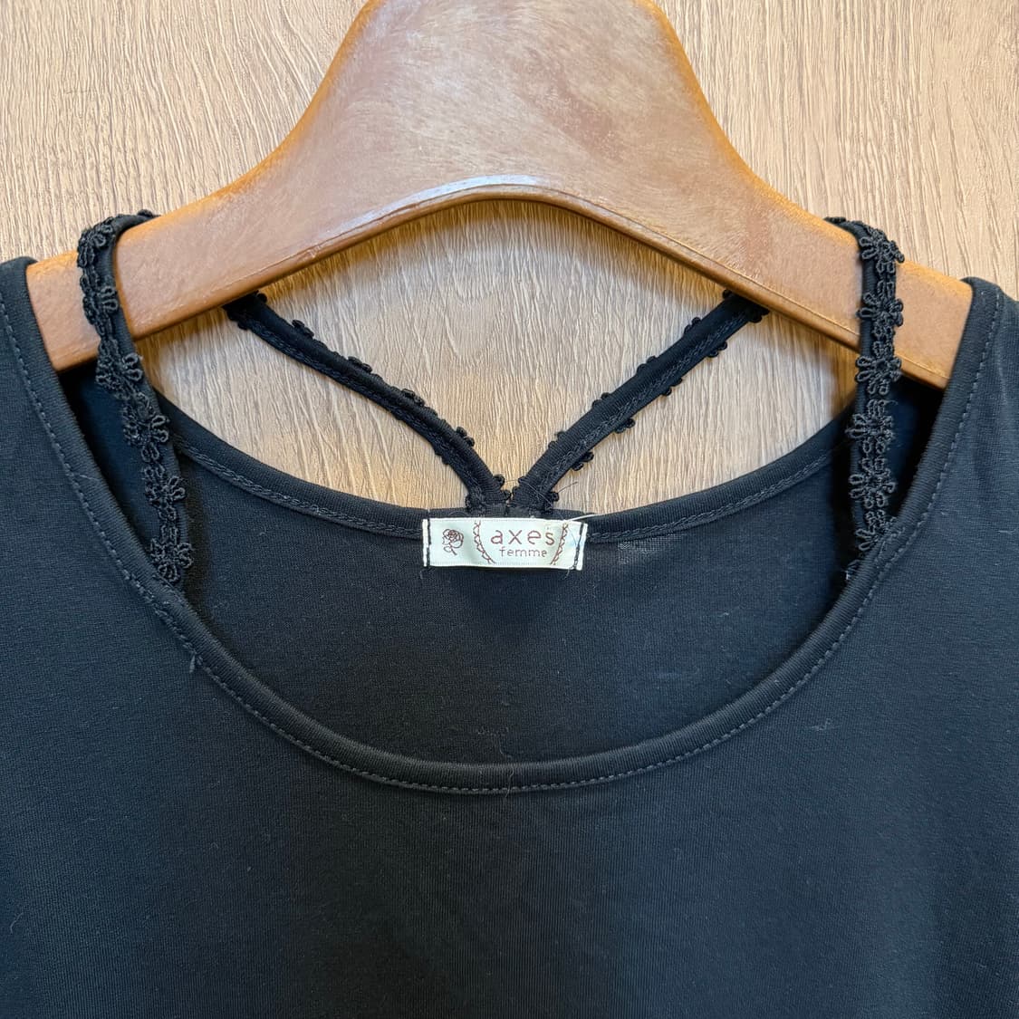 엑시즈팜 슬리브리스 티셔츠 백 크로스 레이스 스트랩 디테일 블랙 상품이미지5