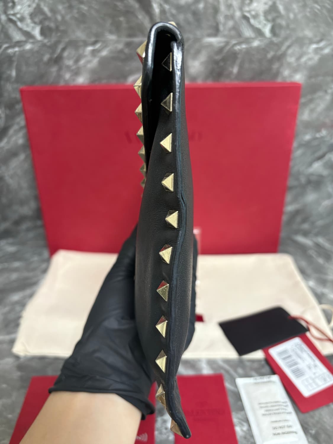 발렌티노 락스터드 카프스킨 엔벨로프 클러치 상품이미지6