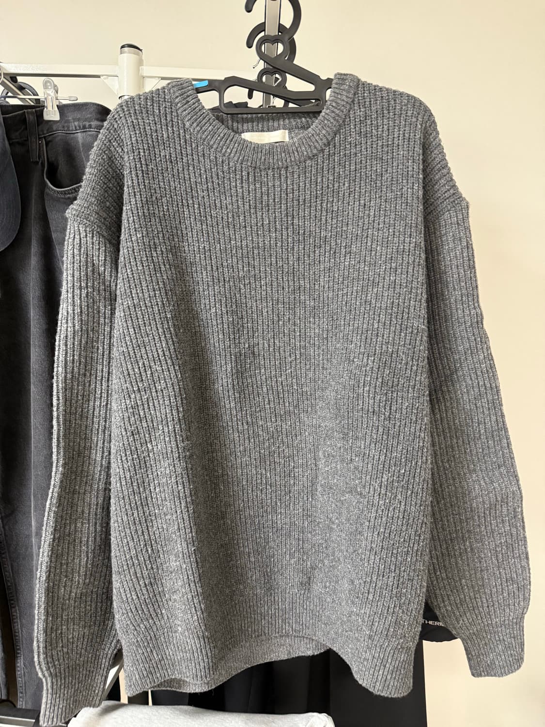 월스와일무브먼트 니트 상품이미지1