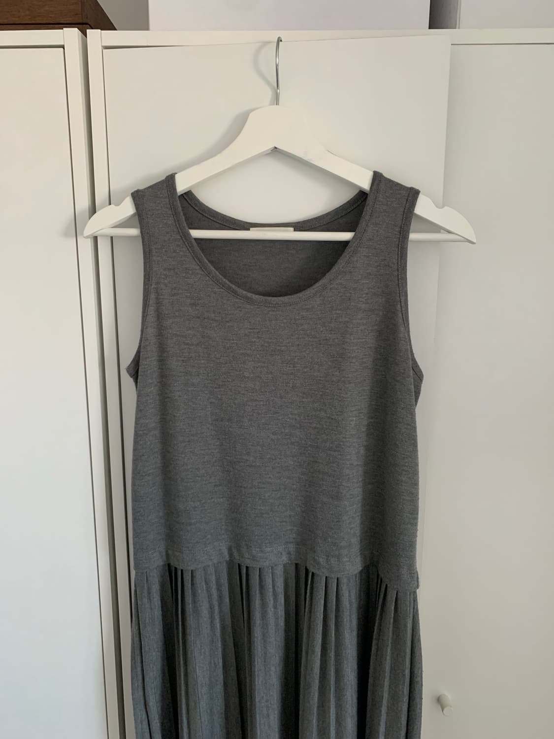 그레이 핀턱 슬리브리스 원피스 상품이미지3