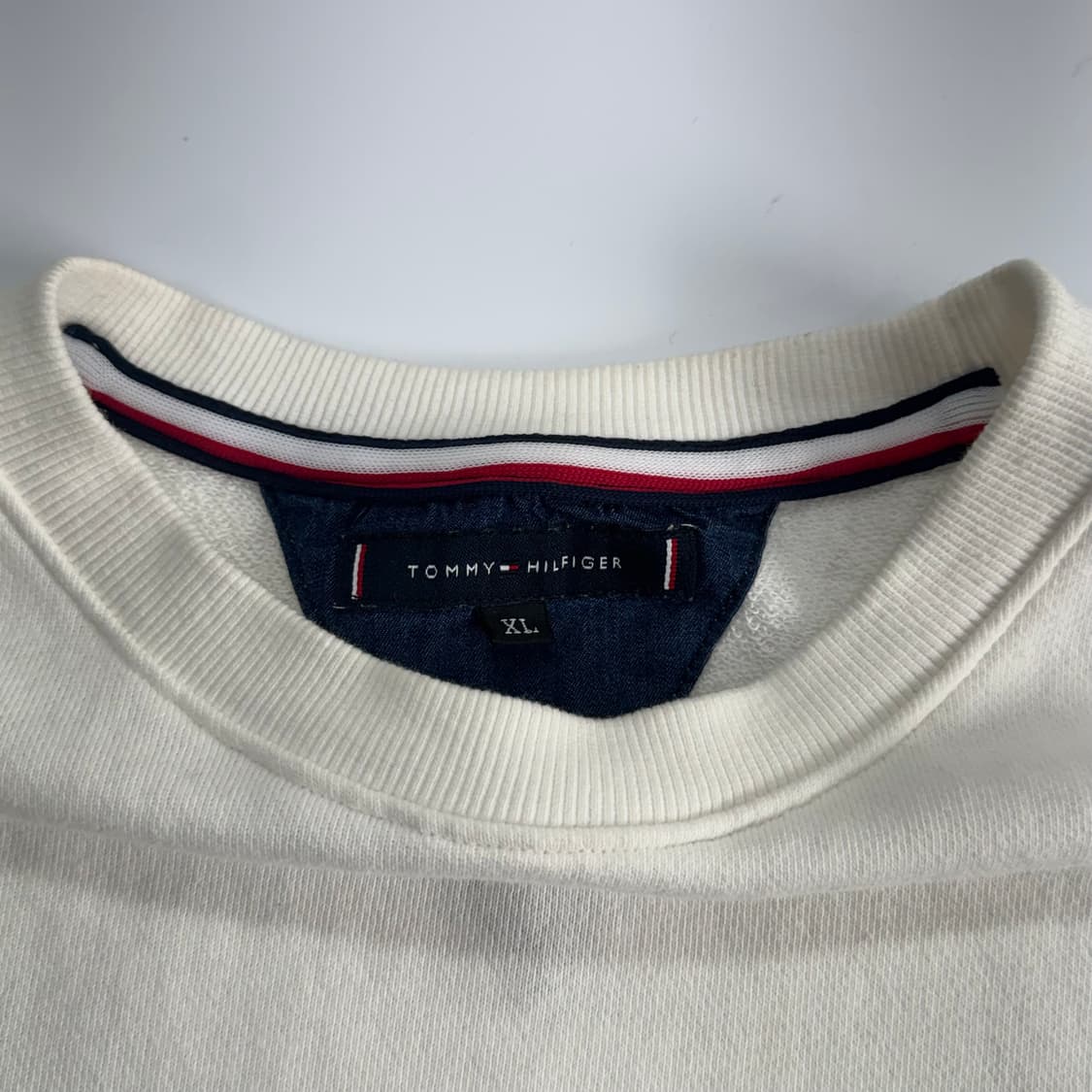 Tommy Hilfiger 타미힐피거 스몰로고 화이트 맨투맨  상품이미지5
