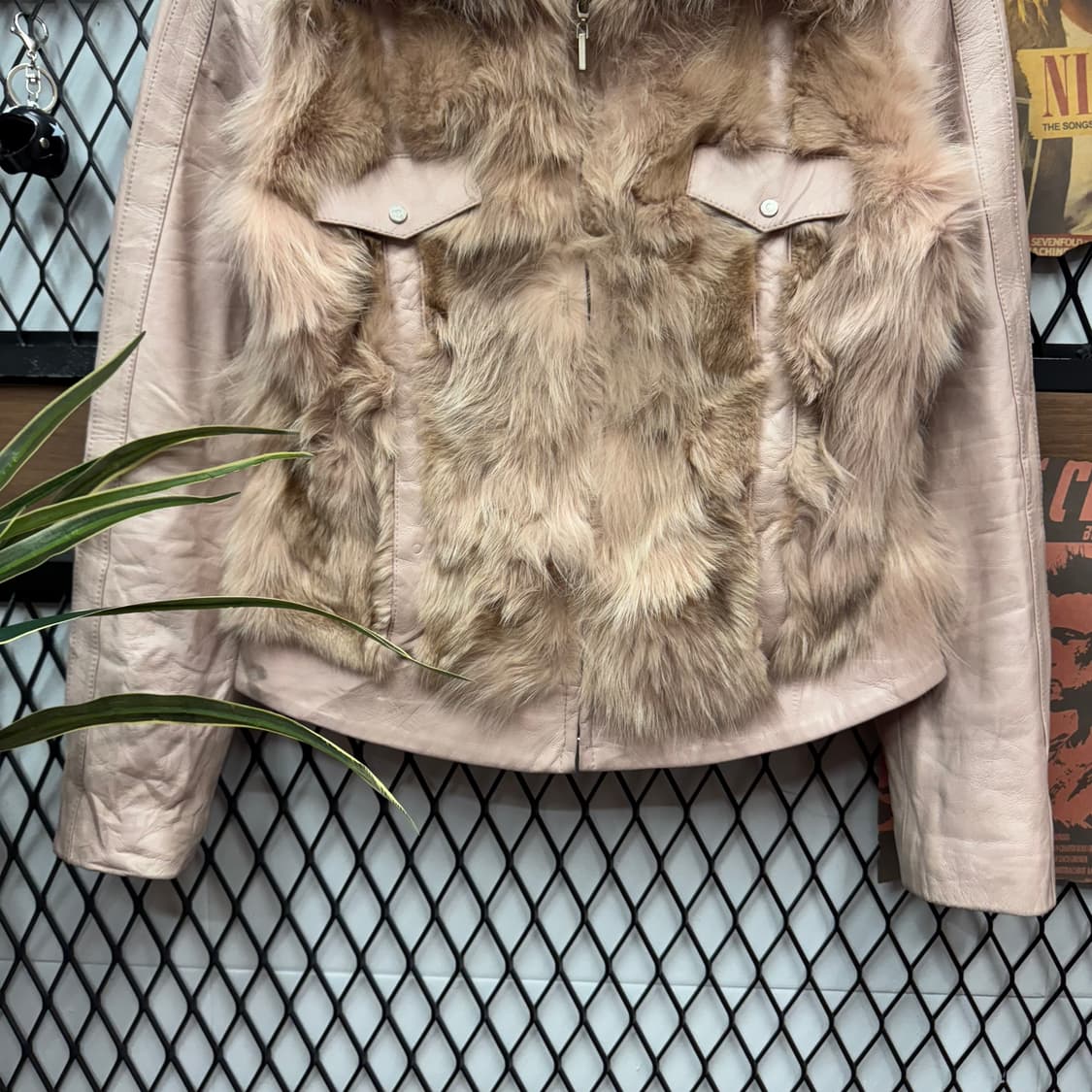 INVIVO 빈티지 폭스퍼 양가죽 레더자켓 전면 투포켓 디테일 핑크 상품이미지4