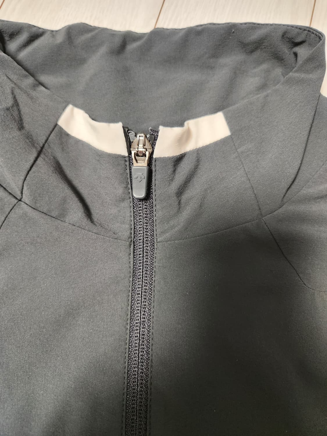 데상트 바람막이 집업 자켓 사이즈100(L)

오염 하자없이 깨끗해요^^ 상품이미지5