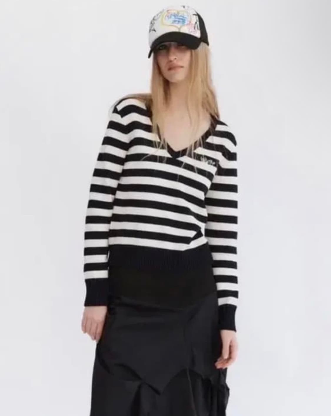 더오픈프로덕트 STRIPE V-NECK KNIT PULLOVER 상품이미지1