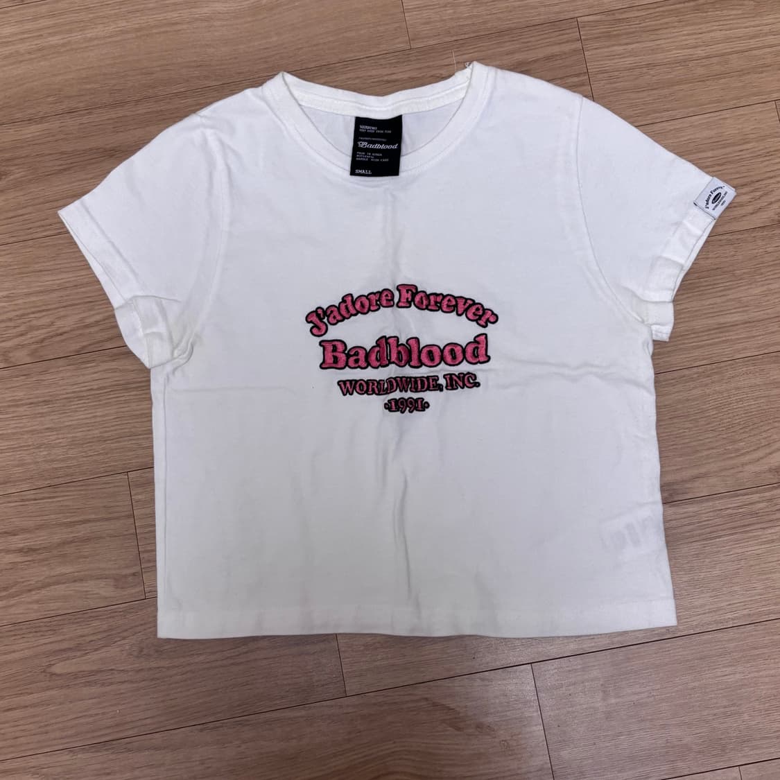배드블러드 로고 크롭 반팔 티셔츠 화이트 상품이미지1